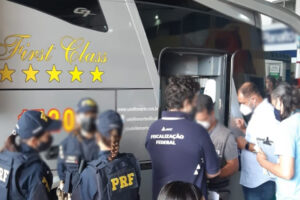 Operação fiscaliza condições de ônibus e orienta passageiros em rodoviária de Goiânia