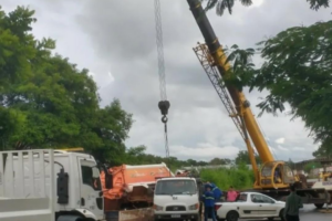 Caminhão da Comurg tomba após bater em poste na avenida C-6 em de Goiânia