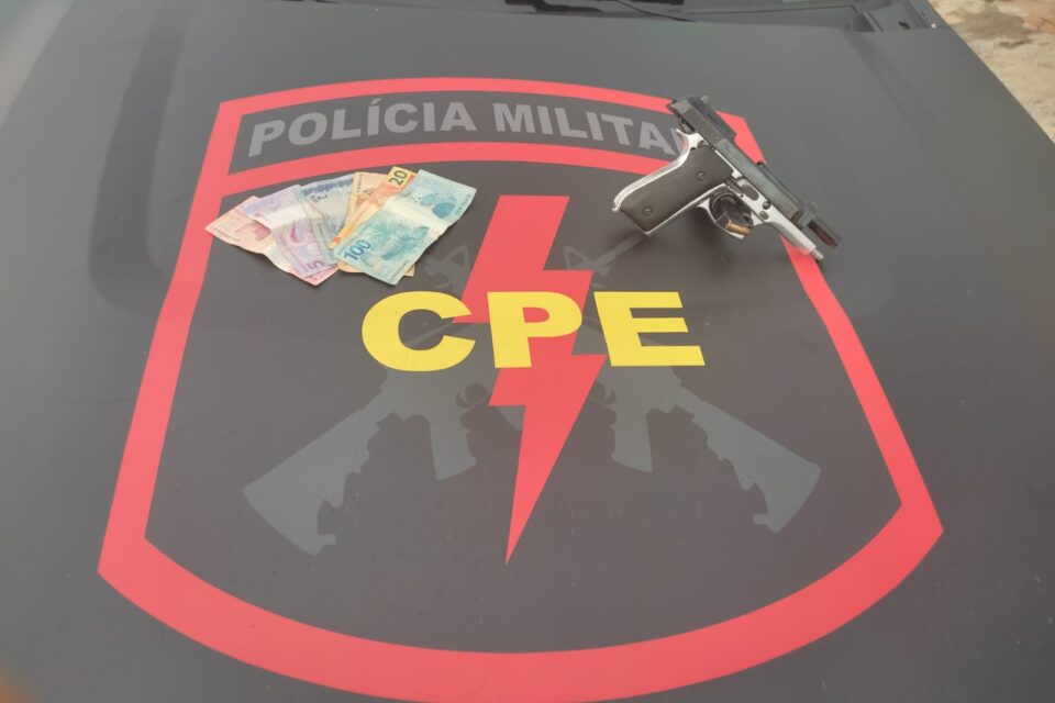 Pistola utilizada no crime e dinheiro do comércio foram localizados pelos policiais. (Foto: Divulgação/CPE)