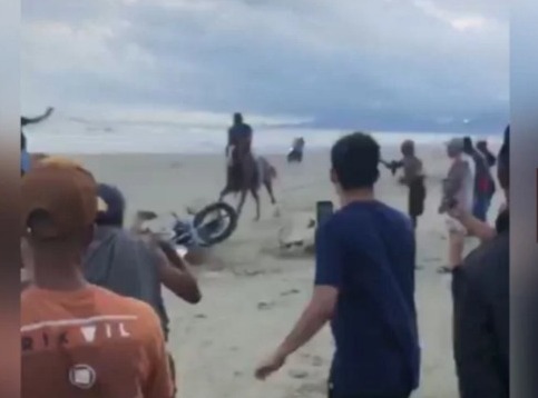 Corrida entre cavalos e motos mata cachorro e fere mulher em praia de São Paulo
