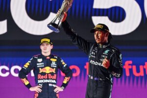 Hamiltom levanta o trófeu no GP dos Emirados Árabes