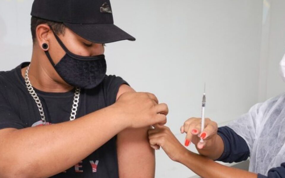 Vacinação de adolescentes pode ter reduzido hospitalizações mesmo com ômicron, diz estudo