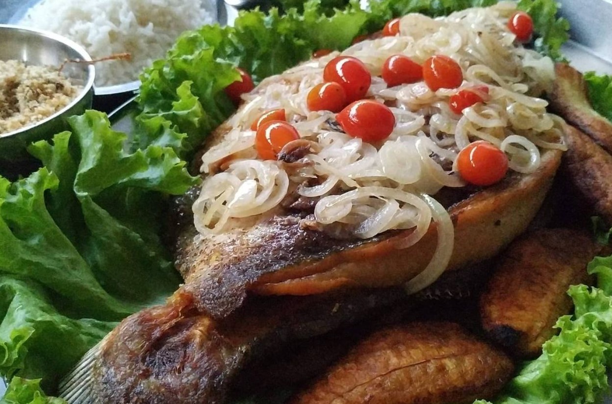 Caranha sem espinhas, acompanha arroz, pirão, vinagrete farofa e banana frita, opção do restaurante Sabor do Peixe, que serve bons peixes em Goiânia