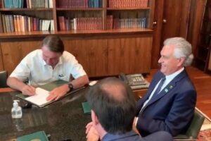 Bolsonaro assina adesão de Goiás ao RRF