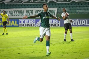 Alef Manga comemora gol com a camisa do Goiás