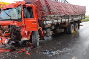 Colisão entre caminhão e carreta foi causada por sono ao volante (Foto: PRF - Divulgação)