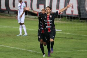 Alison Mira comemora gol pelo Joinville