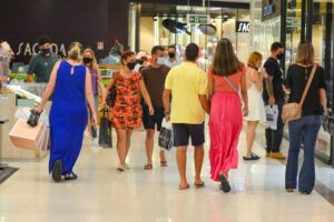Na véspera do natal, consumidores enchem shoppings de Goiânia atrás de presentes