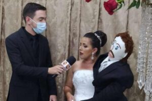Mulher se casa com boneco de pano e lua de mel é comemorada em motel, em MG