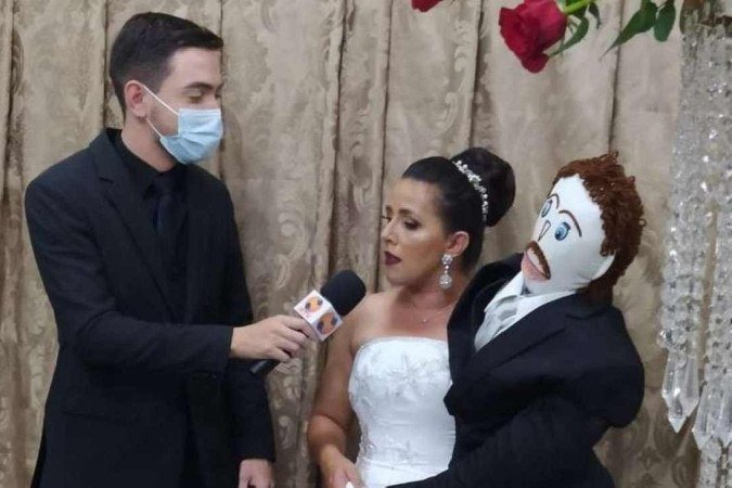 Mulher se casa com boneco de pano e lua de mel é comemorada em motel, em MG