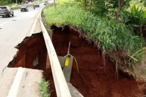 Erosão que atingiu pista da BR-153, em Aparecida (Foto: Divulgação - Defesa Civil)