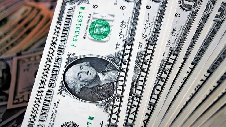 Dólar fecha a R$ 5,67 e cai depois de intervenção do Banco Central
