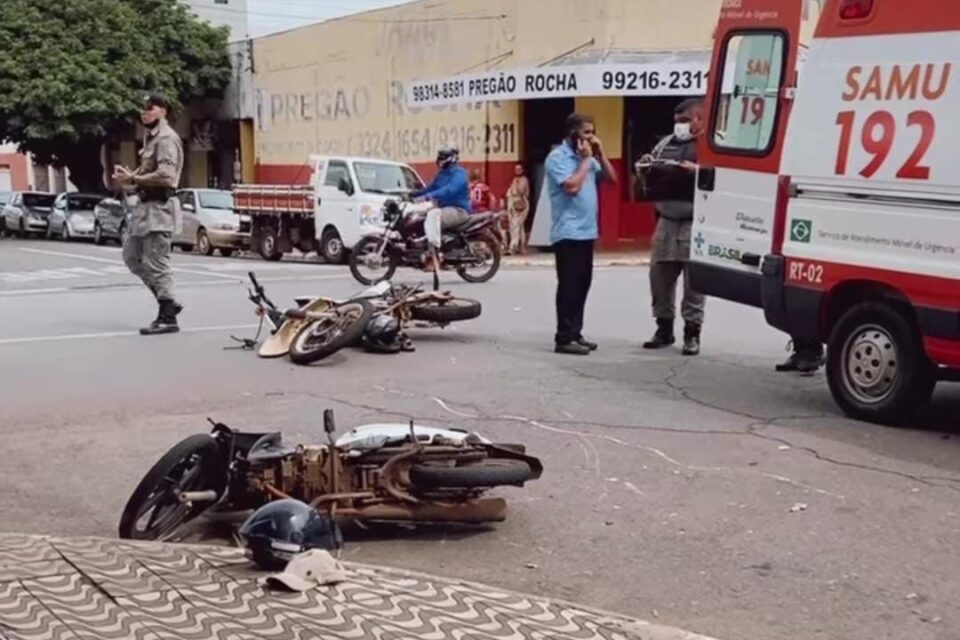 Batida entre as motos aconteceu próximo ao cruzamento com a Rua Sócrates Diniz. (Foto: Reprodução)
