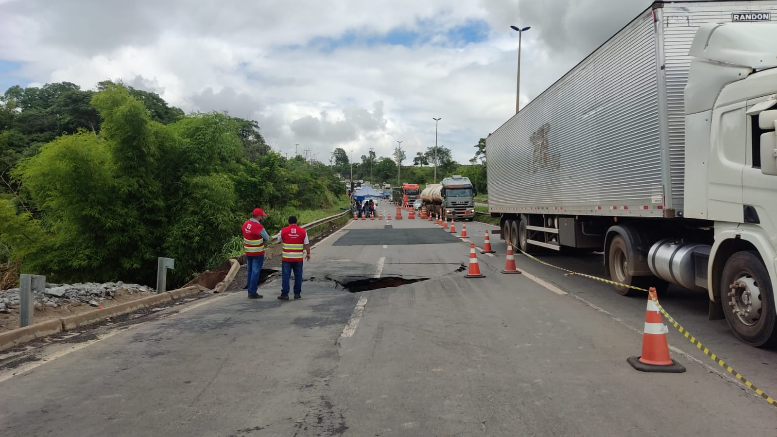 Veículos pesados trafegavam próximo ao buraco na pista da BR-153, em Aparecida (Foto: Defesa Civil - Divulgação)