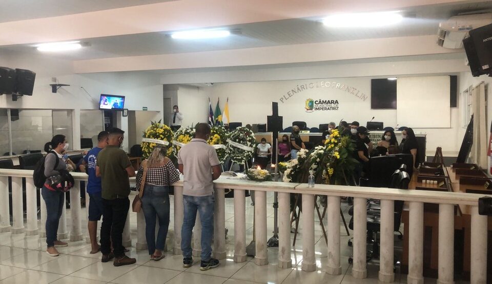 Fotos do velório Maurílio Maurílio Sertanejo será sepultado em Imperatriz, no Maranhão. Fotos do velório do cantor Maurílio circulam na internet Luíza e Maurílio