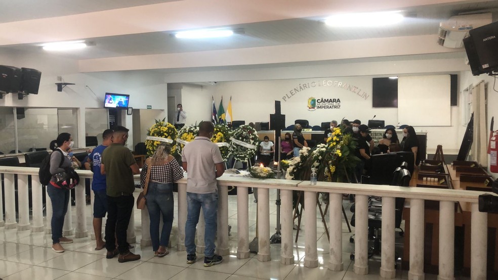 Sertanejo será sepultado em Imperatriz, no Maranhão. Fotos do velório do cantor circulam na internet Luíza e Maurílio
