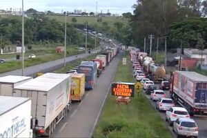 Desvio na BR-153 causa lentidão no trânsito nos dois sentidos da rodovia, em Aparecida (Foto: Reprodução - TVAnhanguera)