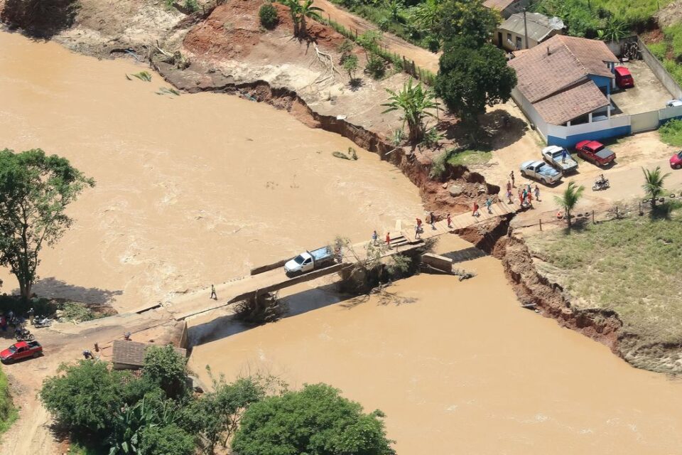 Bolsonaro libera R$ 700 milhões para áreas atingidas pelas chuvas