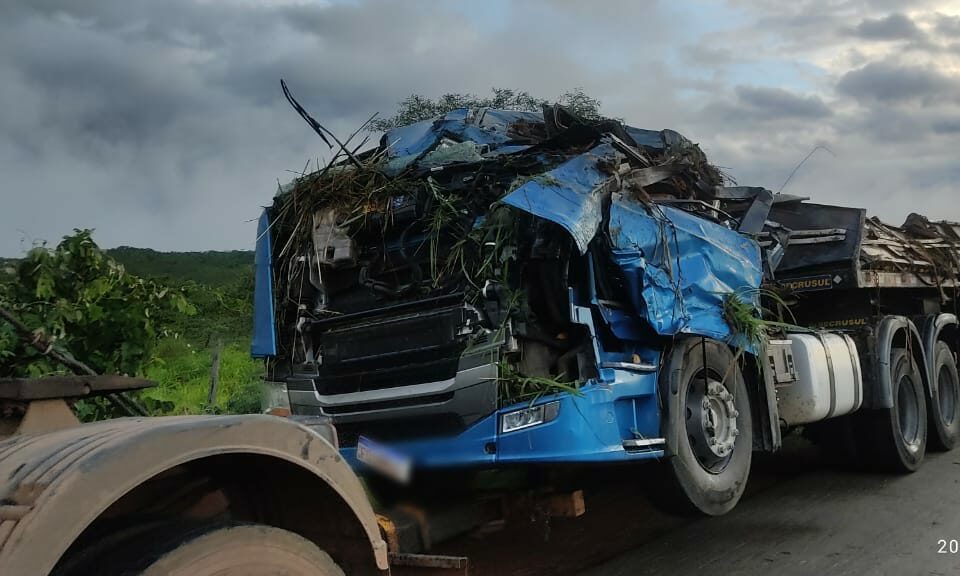 Motorista de 50 anos morre após caminhão capotar, na BR-080 em Padre Bernardo