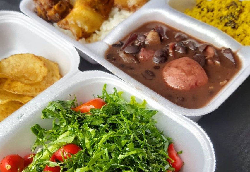 prato montado para delivery, acompanhado de salada, arroz e farofa