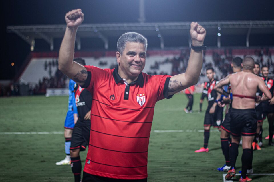 Marcelo Cabo comemorando após vitória sobre o Flamengo