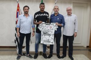 Paulinho recebe a camisa do Corinthians em apresentação