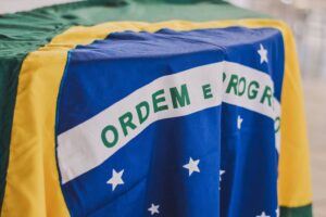 Bandeira do Brasil disposta sobre uma mesa redonda - Unsplash