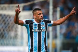 Diego Souza comemorando Grêmio