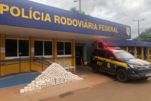 Carga de cocaína exposta na frente de um posto da Polícia Rodoviária Federal