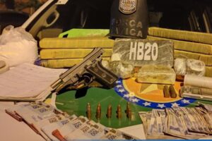 Arma, munições, entorpecentes e dinheiro em espécie foram apreendidos após o confronto. (Foto: Divulgação/Força Tática 3º CRPM)