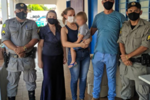 Policiais salvam criança engasgada em Santa Terezinha e recebem agradecimento da família