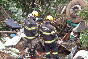 Capotamento mata uma pessoa e deixa outras duas feridas na GO-154, em Pilar de Goiás