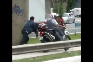 Vídeo flagra momento em que homem corre algemado à moto de PM em SP