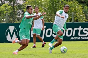 Breno e Vinícius Lopes disputam bola em treino do Goiás