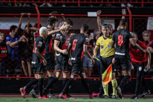 Elenco do Atlético Goianiense comemorando contra o Flamengo
