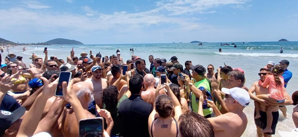De férias, Bolsonaro causa aglomeração em praia de Santa Catarina