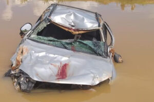 Após capotar, carro fica submerso em represa em Niquelândia