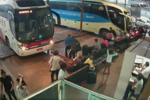 Ônibus invade área de passageiros, em Porangatu