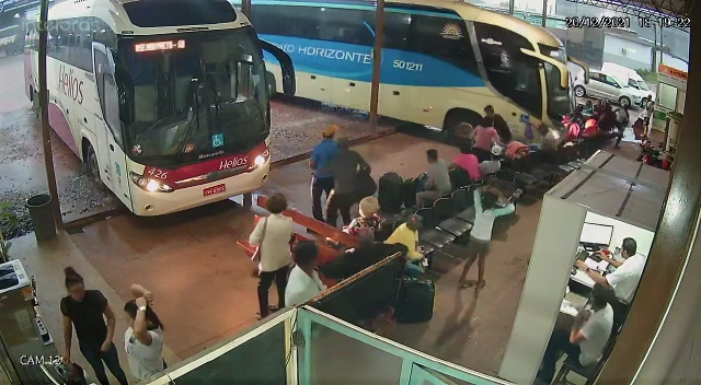 Ônibus invade área de passageiros, em Porangatu