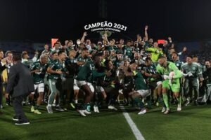 Jogadores do Palmeiras levantam a taça da Libertadores