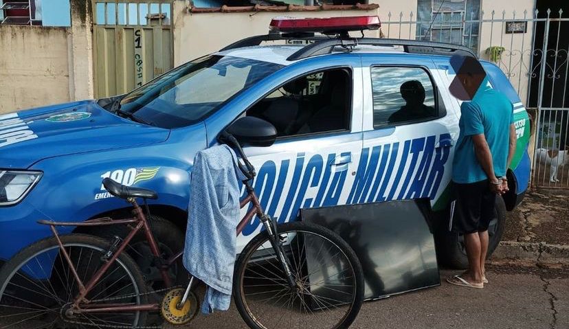 Bicicleta utilizada no furto e televisão foram apreendidos pela PM. (Foto: Divulgação/Polícia Militar)