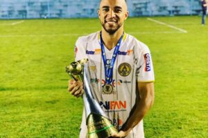 Adriel com a taça de campeão da Série D