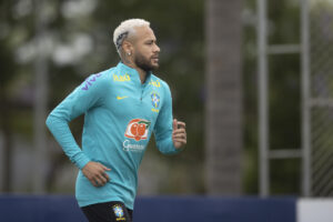 Neymar durante treinamento da Seleção Brasileira