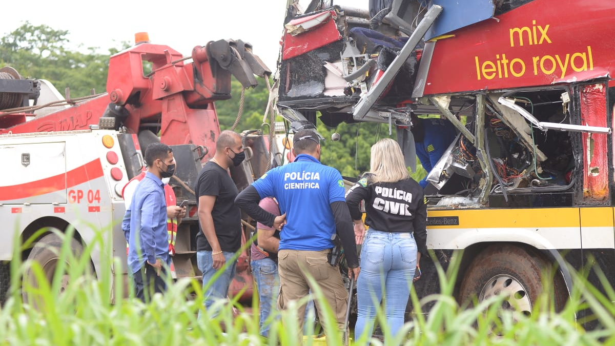 A Polícia Civil de Goiás investiga a causa do acidente com ônibus que caiu de ribanceira