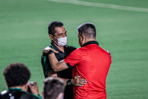 Glauber Ramos e Marcelo Cabo se abraçando