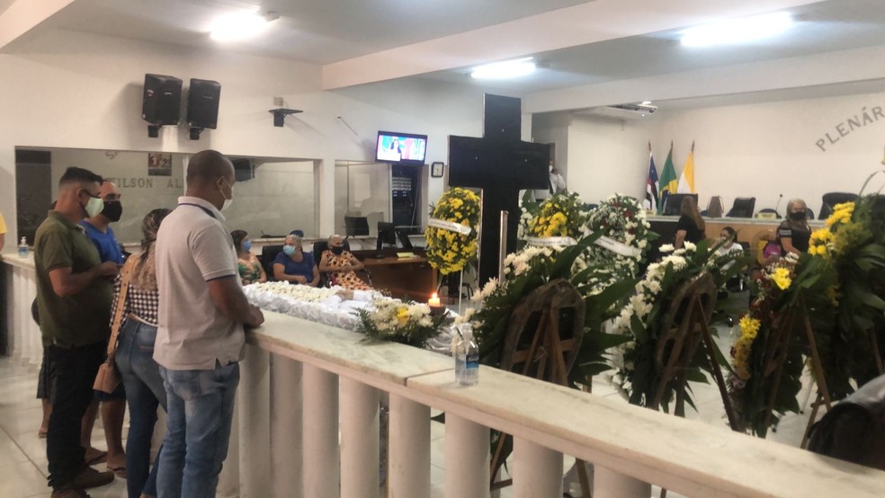 Sertanejo será sepultado em Imperatriz, no Maranhão. Fotos do velório do cantor Maurílio circulam na internet Luíza e Maurílio