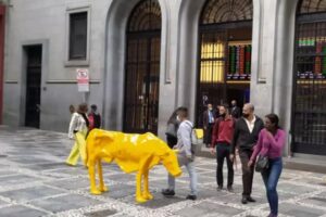 Estátua de vaca magra é removida da Bolsa de São Paulo
