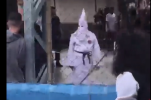 Grupo defende punição para professor que usou roupa da Ku Klux Klan em escola de São Paulo