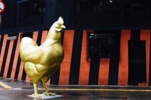 Estátua de 'frango de ouro' é retirada de Avenida, em São Paulo