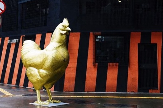 Estátua de 'frango de ouro' é retirada de Avenida, em São Paulo